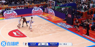 神来之笔！摩尔一条龙过半场 迎着防守抢投超远三分压哨命中